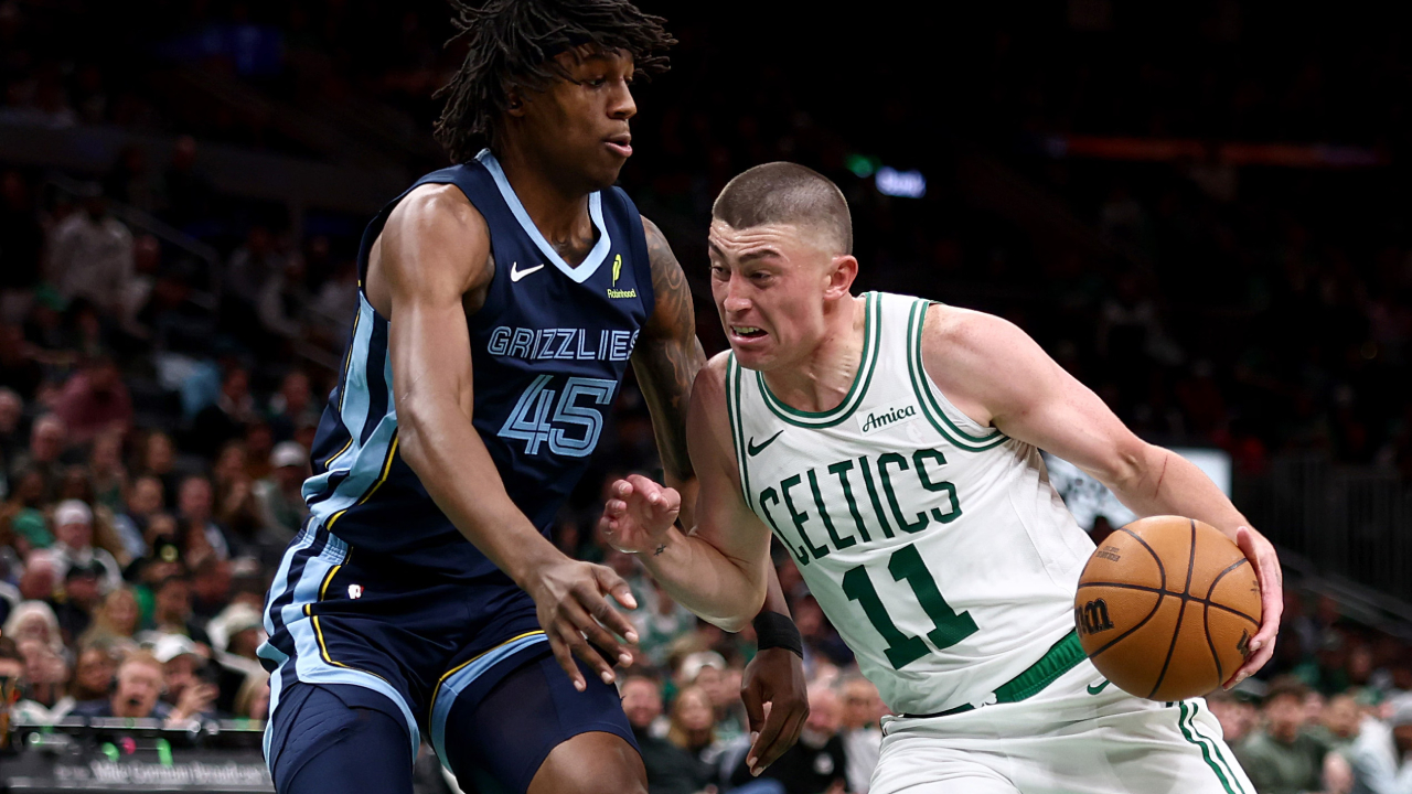 Payton Pritchard (kanan) mencetak 24 poin saat Boston Celtics meraih kemenangan 131-95 atas tim tamu Memphis Grizzlies pada Rabu (12/11) malam. (Foto: AP)