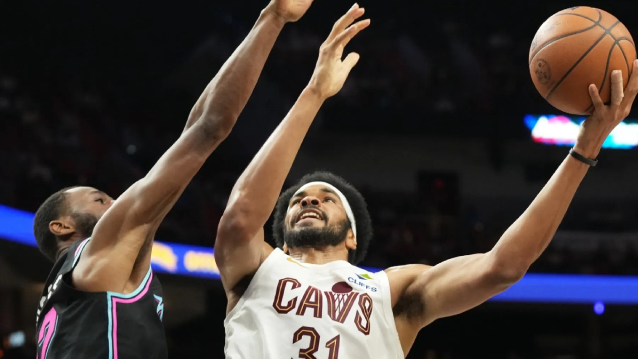 Jarrett Allen (kanan) mencetak 30 poin saat Cleveland Cavaliers mengalahkan tuan rumah Miami Heat 130-116 pada Rabu (12/11) malam. (Foto: AP)
