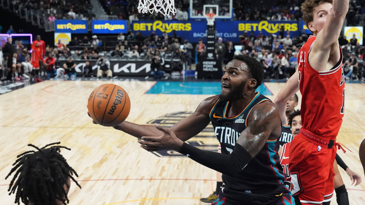 Paul Reed (tengah) mencetak 28 poin saat Detroit Pistons mengalahkan tim tamu Chicago Bulls dengan skor 124-113 pada Rabu (12/11). (Foto: AP)