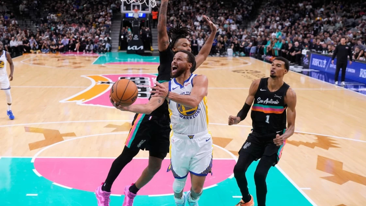 Stephen Curry (tengah) mencetak 46 poin saat tim tamu Golden State Warriors meraih kemenangan 125-120 atas San Antonio Spurs pada Rabu (12/11). (Foto: AP)