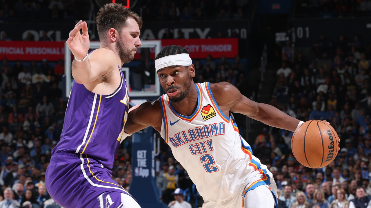 Shai Gilgeous-Alexander (kanan) mencetak 30 poin saat Oklahoma City Thunder meraih kemenangan 121-92 atas tim tamu Los Angeles Lakers pada Rabu (12/11). (Foto: AP)