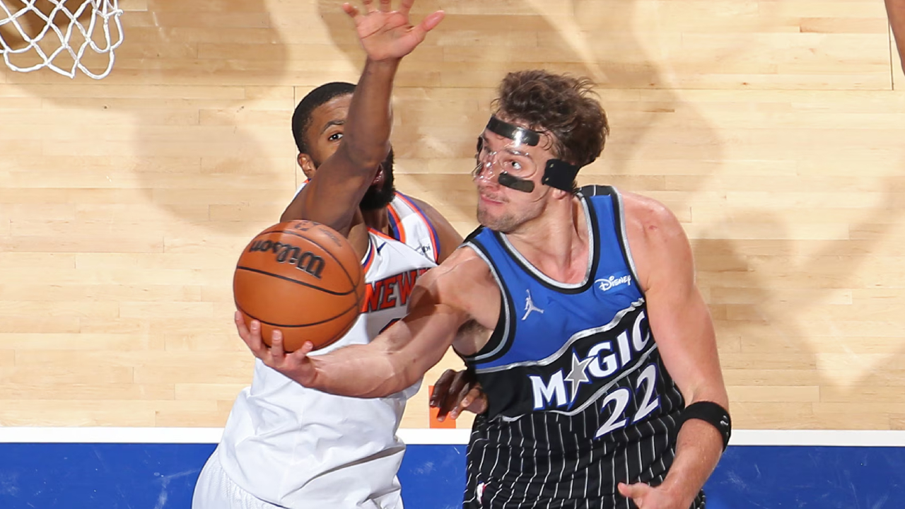 Franz Wagner (kanan) mencetak 28 poin saat Orlando Magic meraih kemenangan atas New York Knicks dengan skor 124-107 pada Rabu (12/11) malam. (Foto: AP)