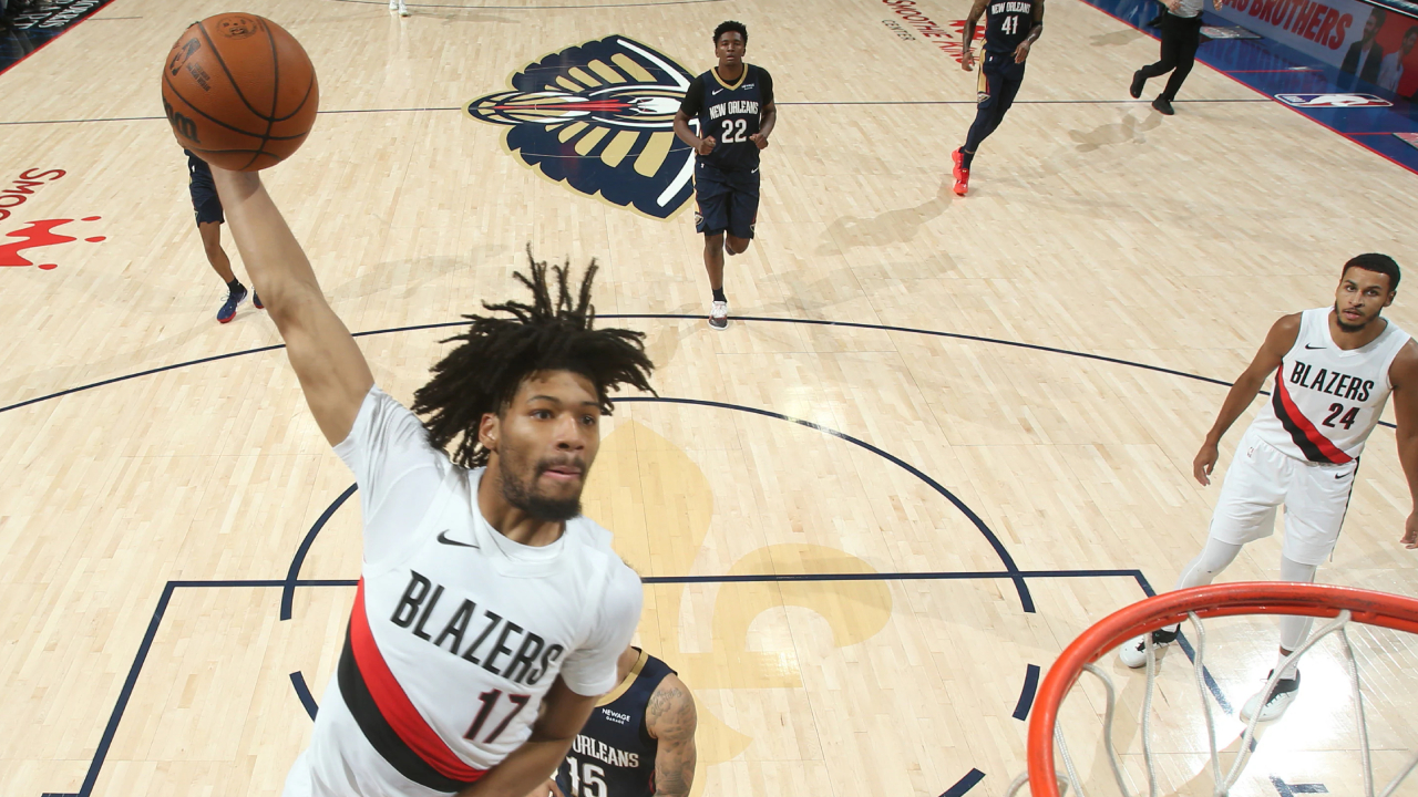 Shaedon Sharpe (kiri) mencetak 35 poin saat Portland Trail Blazers mengalahkan New Orleans Pelicans dengan skor 125-117 pada Rabu (12/11). (Foto: AP)