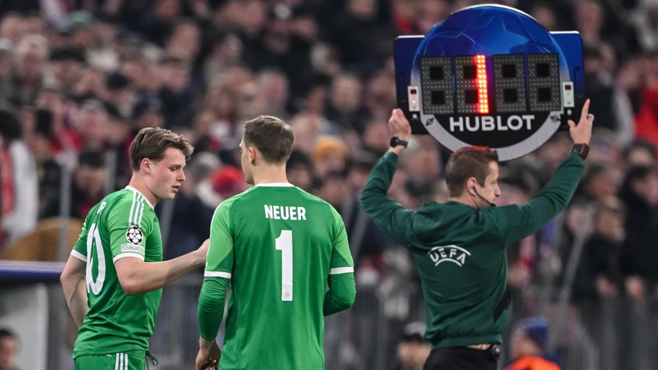 Jonas Urbig dan Manuel Neuer (Sumber: Harry Langer/DeFodi Images via Getty Images)