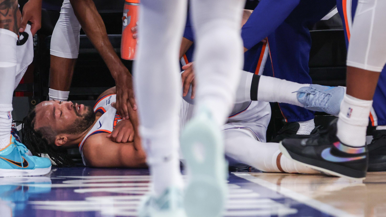 Jalen Brunson terbaring di lapangan saat mengalami keseleo pergelangan kaki versus Magic. (Foto: AP)