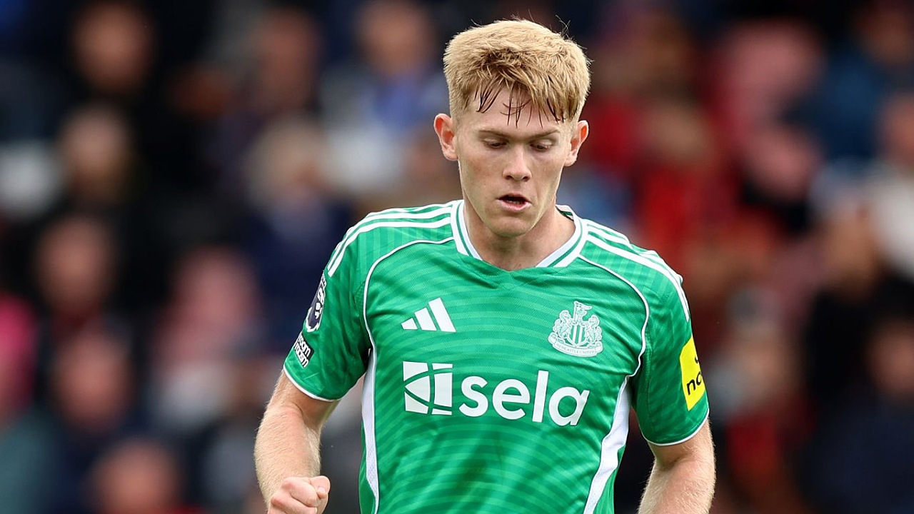 Bek kiri Newcastle United, Lewis Hall