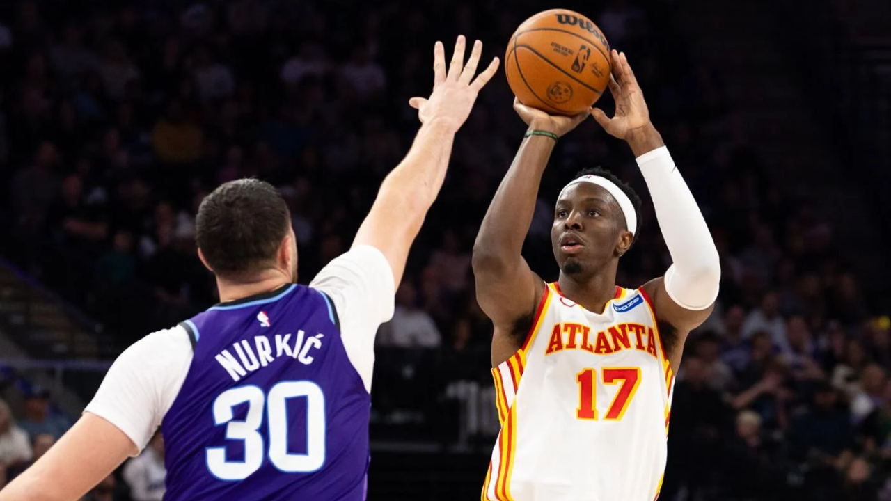 Onyeka Okongwu (kanan) mencetak 32 poin saat Atlanta Hawks meraih kemenangan 132-122 atas Utah Jazz pada Kamis (13/11). (Foto: AP)