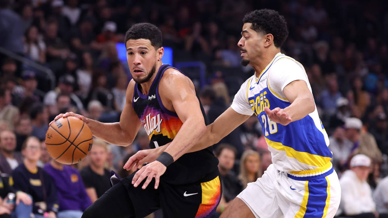 Devin Booker (kiri) mencetak 33 poin saat Phoenix Suns menghancurkan Indiana Pacers 133-98 pada Kamis (13/11). (Foto: AP)