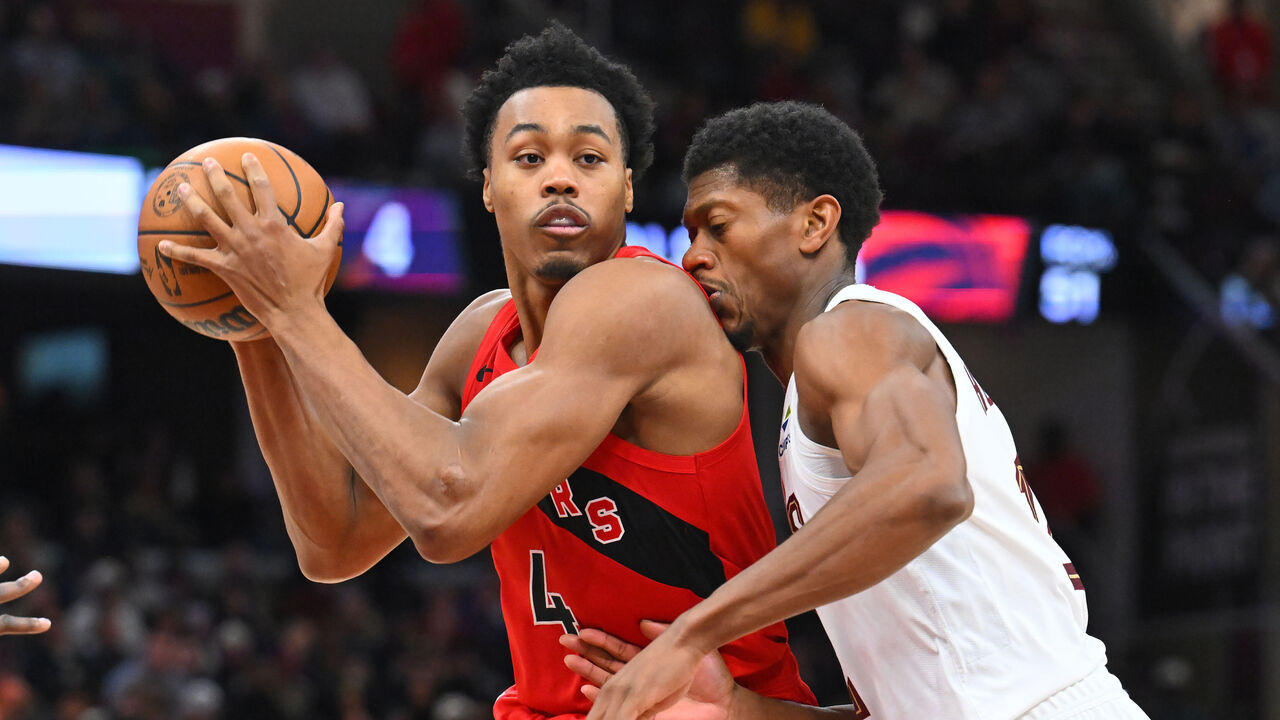 Scottie Barnes (kiri) mencetak 28 poin saat Toronto Raptors mengalahkan Cleveland Cavaliers dengan skor 126-113 pada Kamis (13/11) malam. (Foto: AP)
