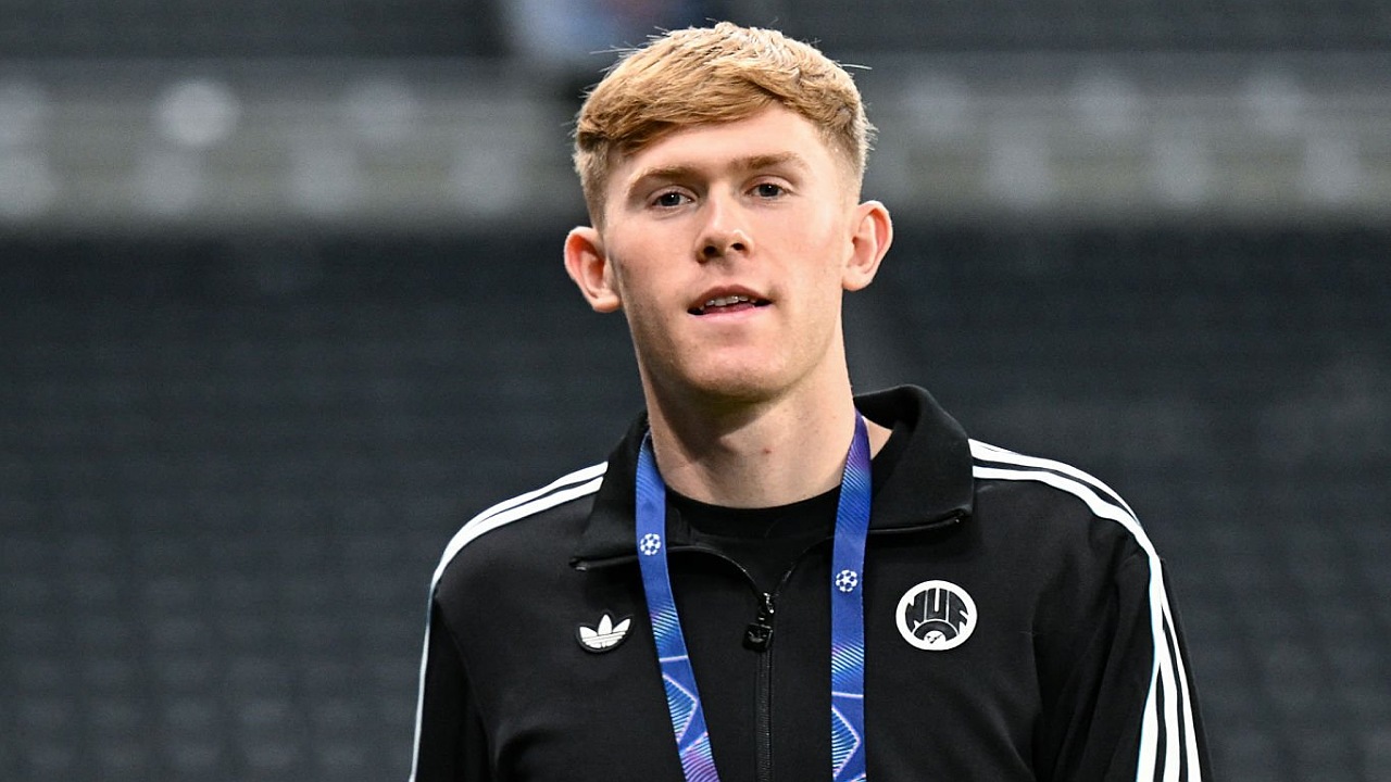 Bek kiri Newcastle United, Lewis Hall