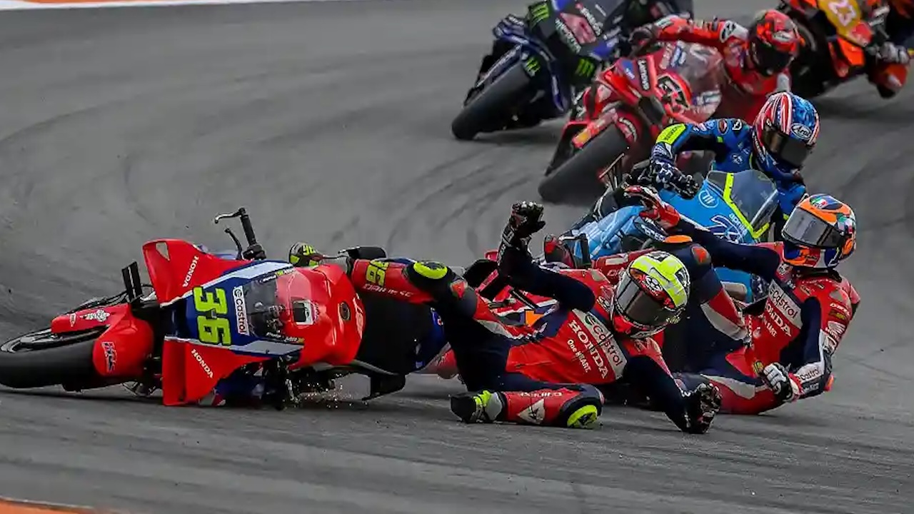 Luca Marini tertabrak Joan Mir dari belakang