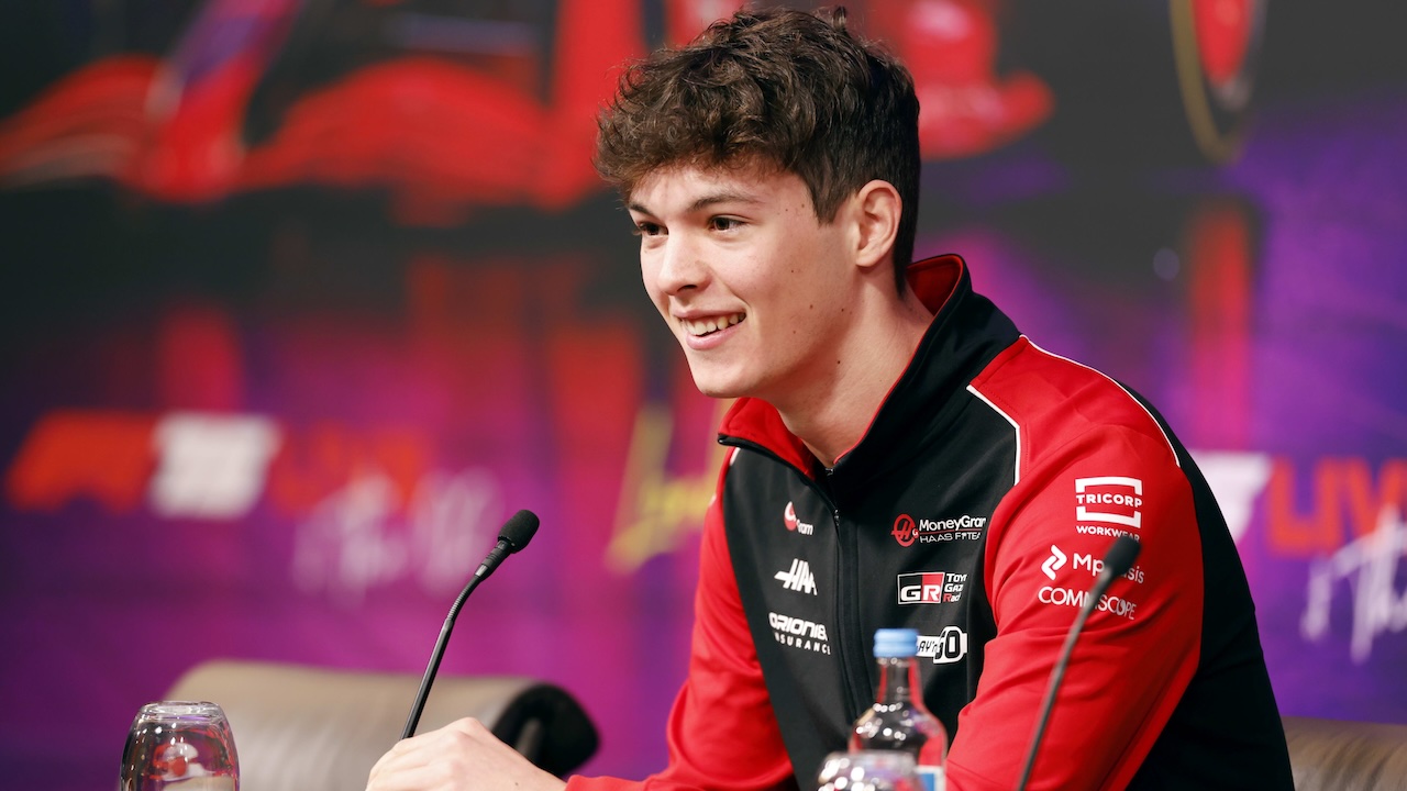 Hamilton Tak Layak Dipertahankan, Ferrari Disarankan Pilih Oliver Bearman