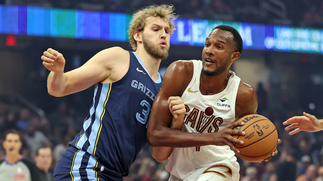 Evan Mobley (kanan) mencetak 22 poin saat Cleveland Cavaliers mengalahkan Memphis Grizzlies dengan skor 108-100 pada Sabtu (15/11). (Foto: AP)