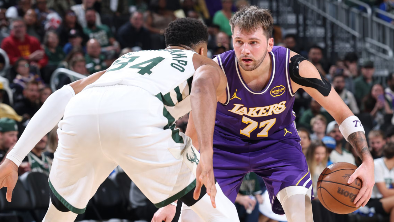 Luka Doncic (kanan) mencetak 41 poin, saat tim tamu Los Angeles Lakers menundukkan Milwaukee Bucks dalam kemenangan 119-95 pada Sabtu (15/11). (Foto: AP)