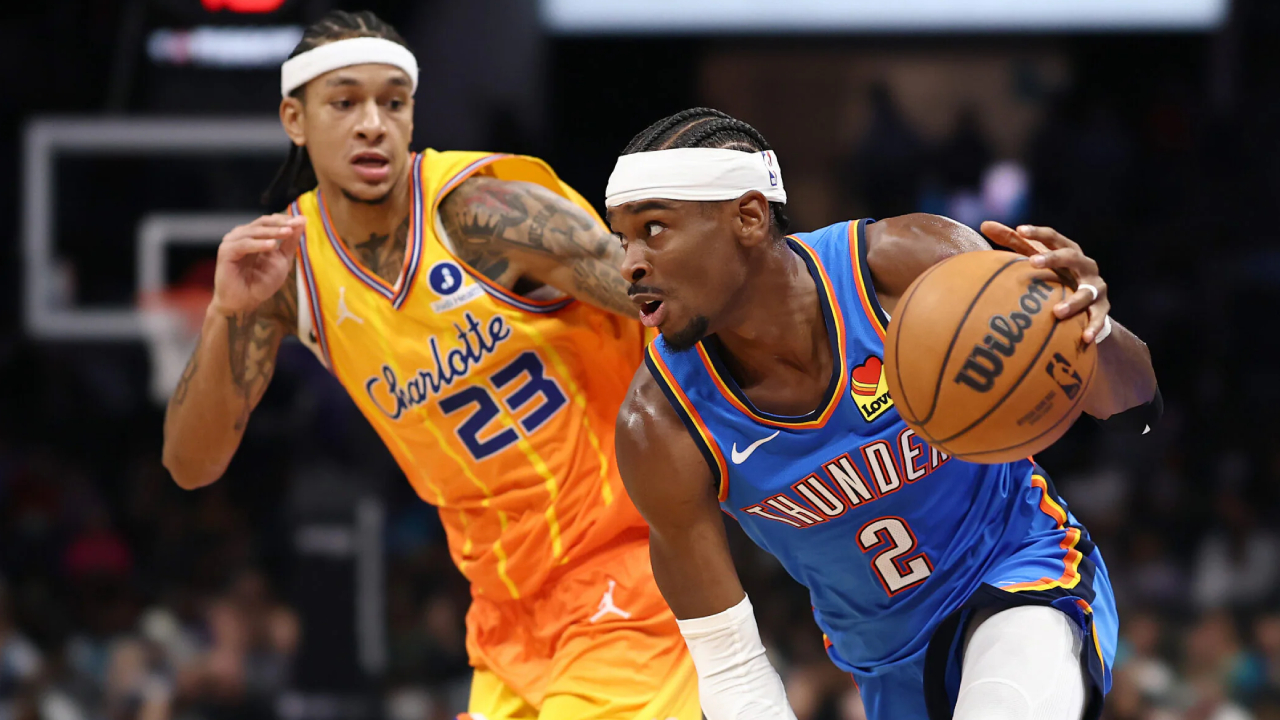 Shai Gilgeous-Alexander (kanan) mencetak 33 poin saat Oklahoma City Thunder meraih kemenangan 109-96 atas tuan rumah Charlotte Hornets pada Sabtu (15/11) malam. (Foto: AP)
