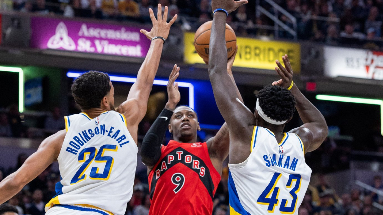 RJ Barrett (tengah) mencetak 22 poin saat Toronto Raptors meraih kemenangan 129-111 atas Indiana Pacers pada Sabtu (15/11) malam. (Foto: AP)