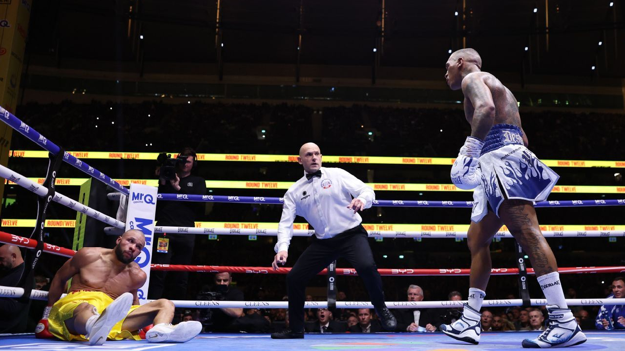 Conor Benn (kanan) sukses menjatuhkan Chris Eubank Jr sebanyak dua kali di ronde 12. (Foto: Fight TV)