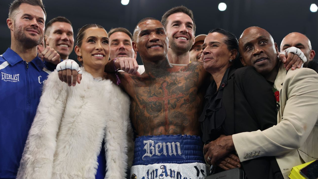 Conor Benn (tengah) berpose dikelilingi tim dan keluarganya. (Foto: Fight TV)