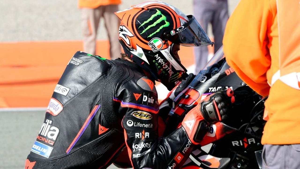 Marco Bezzecchi melakukan selebrasi ikonik 'cium motor' ala Valentino Rossi