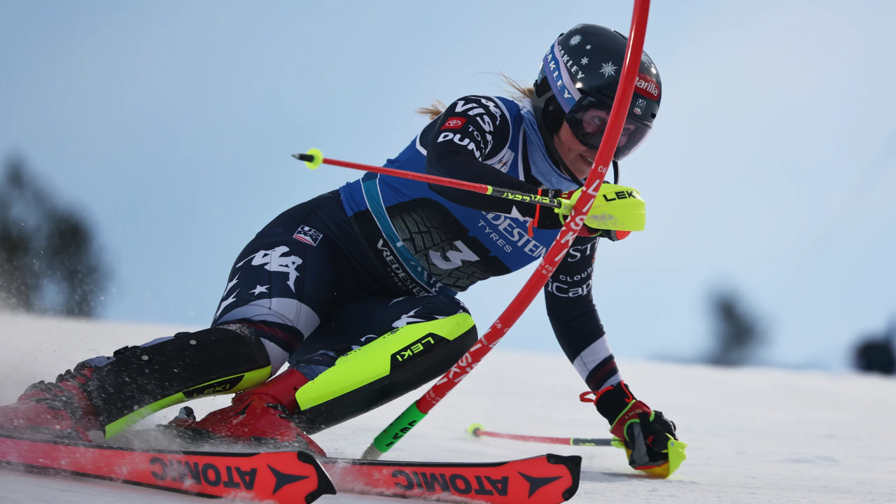 Mikaela Shiffrin memperpanjang rekornya sebagai atlet ski alpine tersukses dalam sejarah. (Foto: AP)