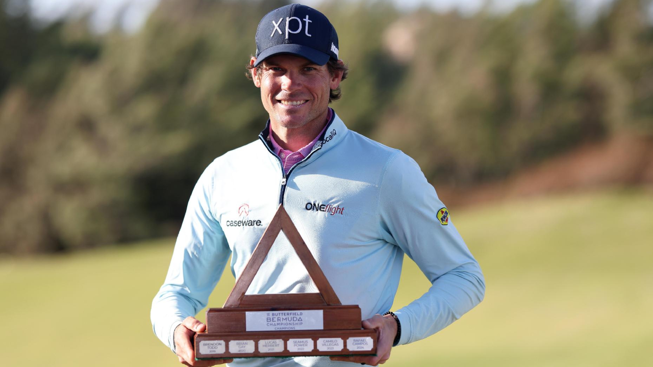 Adam Schenk berpose dengan trofi Butterfield Bermuda Championship. (Foto: Golf Digest)