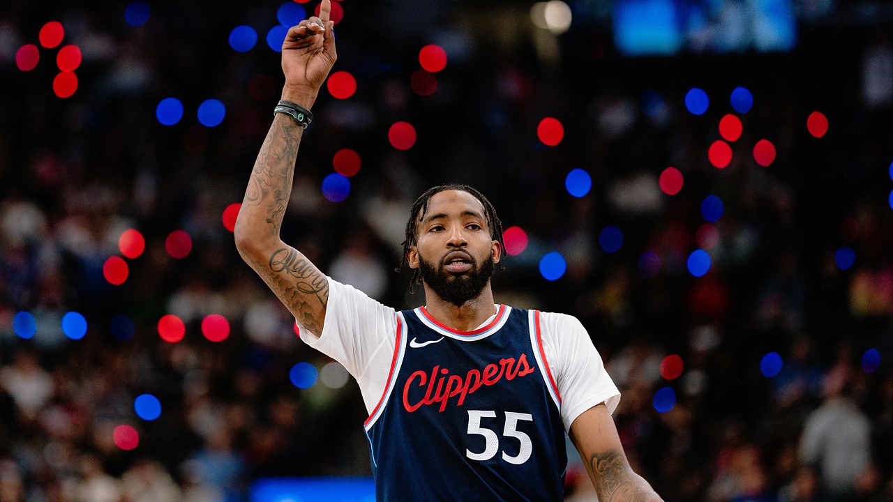 Cedera lutut paksa Derrick Jones Jr menepi enam pekan.