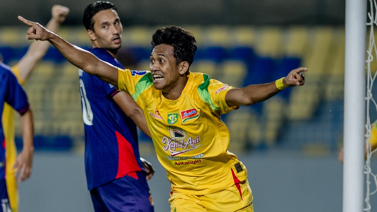 Catur Pamungkas merayakan gol debut di Super League musim ini