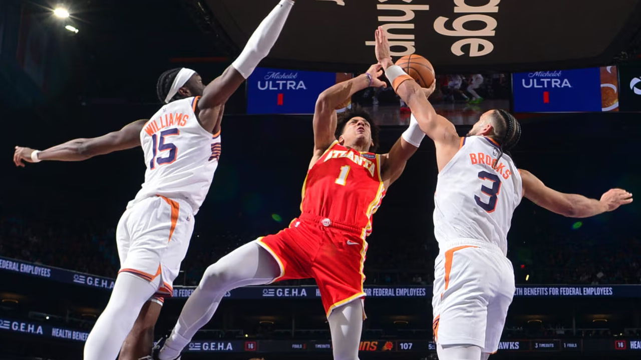 Jalen Johnson (tengah) meraih 25 poin saat Atlanta Hawks meraih kemenangan 124-122 atas tuan rumah Phoenix Suns pada Minggu (16/11). (Foto: AP)