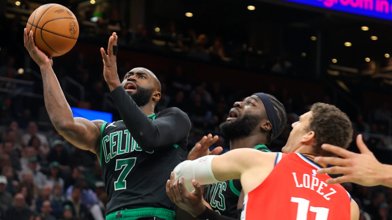 Jaylen Brown (kiri) mencetak 33 poin saat Boston Celtics berhasil menang 121-118 atas tim tamu Los Angeles Clippers pada Minggu (16/11). (Foto: AP)
