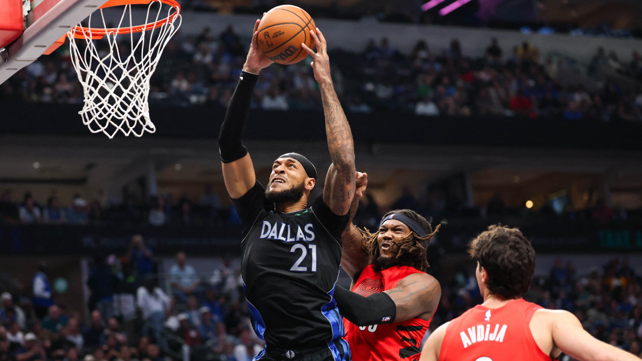 Daniel Gafford (kiri) mencetak 20 poin saat Dallas Mavericks meraih kemenangan 138-133 atas Portland Trail Blazers lewat babak perpanjangan waktu pada Minggu (16/11). (Foto: AP)