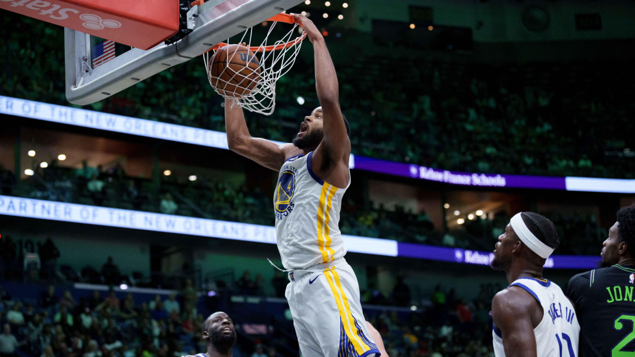 Moses Moody (kiri) mencetak 32 poin saat Golden State Warriors menghancurkan tuan rumah New Orleans Pelicans 124-106 pada Minggu (16/11) malam. (Foto: AP)