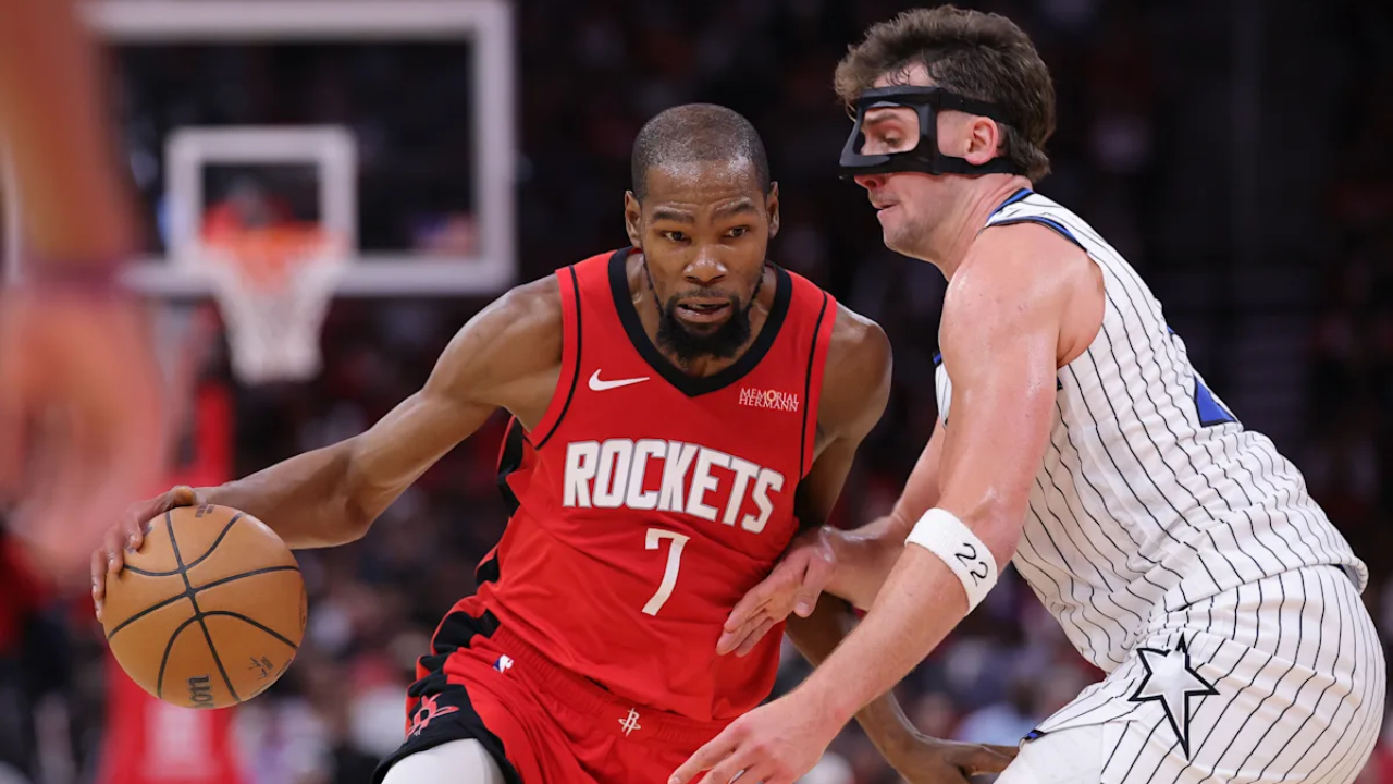 Kevin Durant (kiri) mencetak 35 poin saat tuan rumah Houston Rockets menang 117-113 dalam perpanjangan waktu atas Orlando Magic pada Minggu (16/11). (Foto: AP)