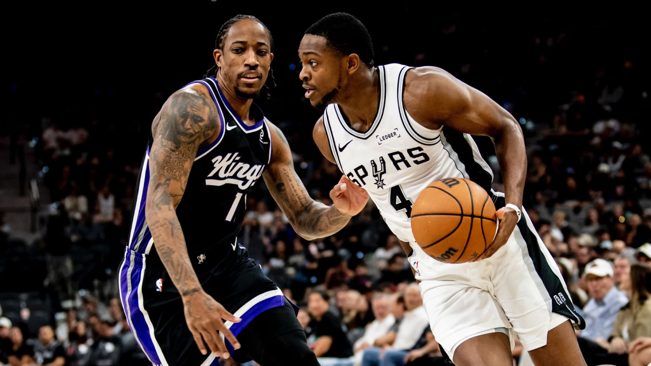 De’Aaron Fox mencetak 28 poin saat tuan rumah San Antonio Spurs meraih kemenangan 123-110 atas Sacramento Kings pada Minggu (16/11). (Foto: AP)