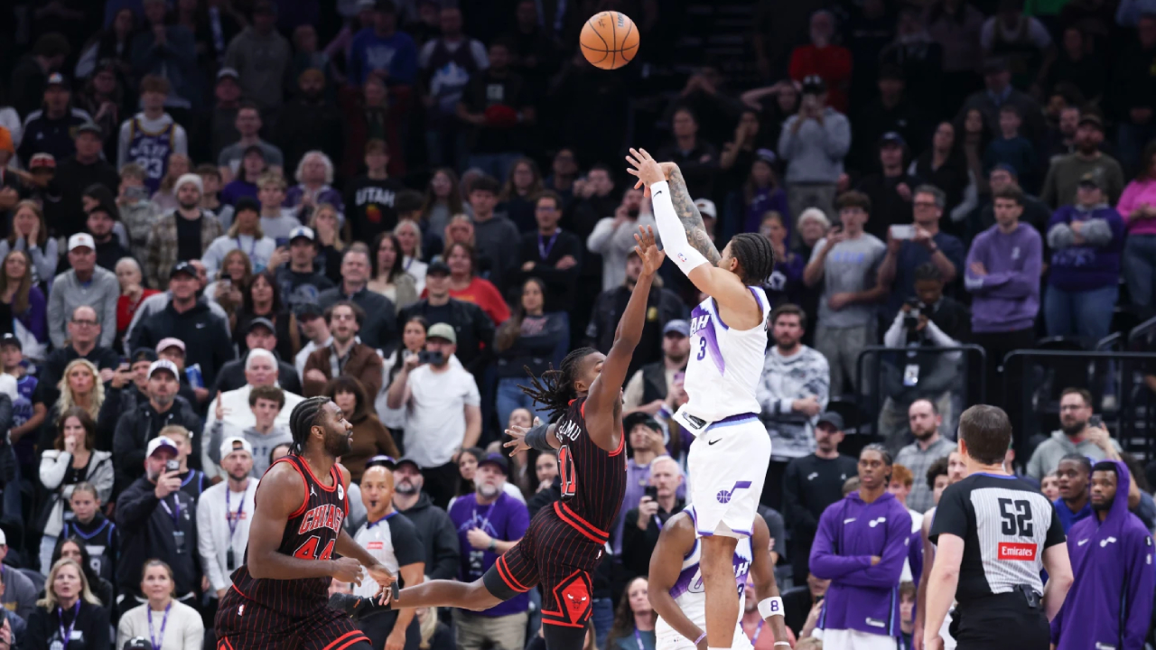 Keyonte George (kanan) melesakkan tembakan tiga angka penentu kemenangan saat Utah Jazz menang 150-147 dalam dua perpanjangan waktu atas Chicago Bulls pada Minggu (16/11) malam.