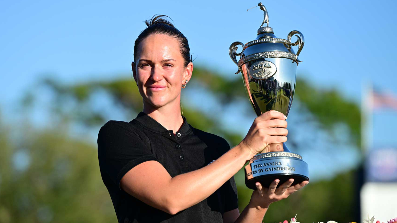Linn Grant berpose dengan trofi The Annika. (Foto: Golf Digest)