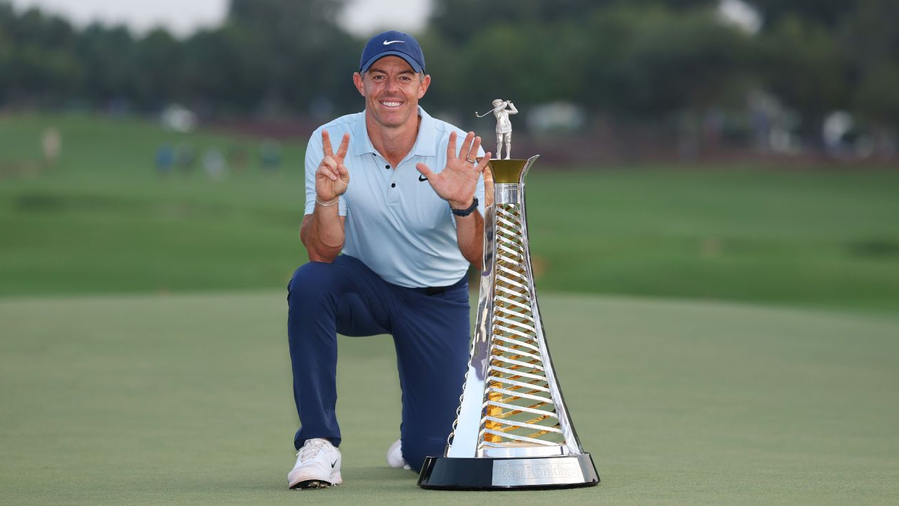 Rory McIlroy berpose dengan trofi Race to Dubai. (Foto: Golf Digest)