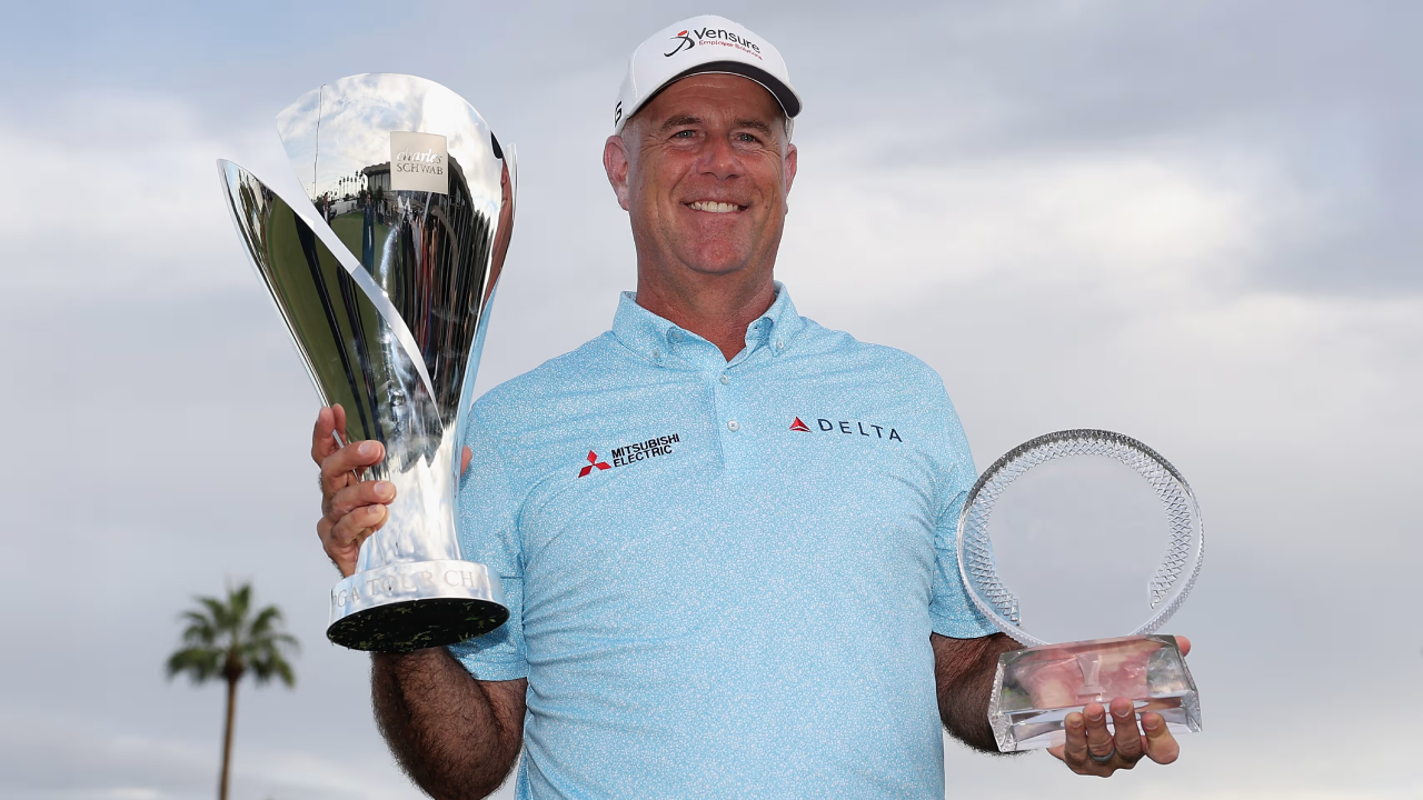 Stewart Cink berpsoe dengan trofi Charles Schwab Cup Championship dan gelar poin Charles Schwab Cup. (Foto: Golf Digest)