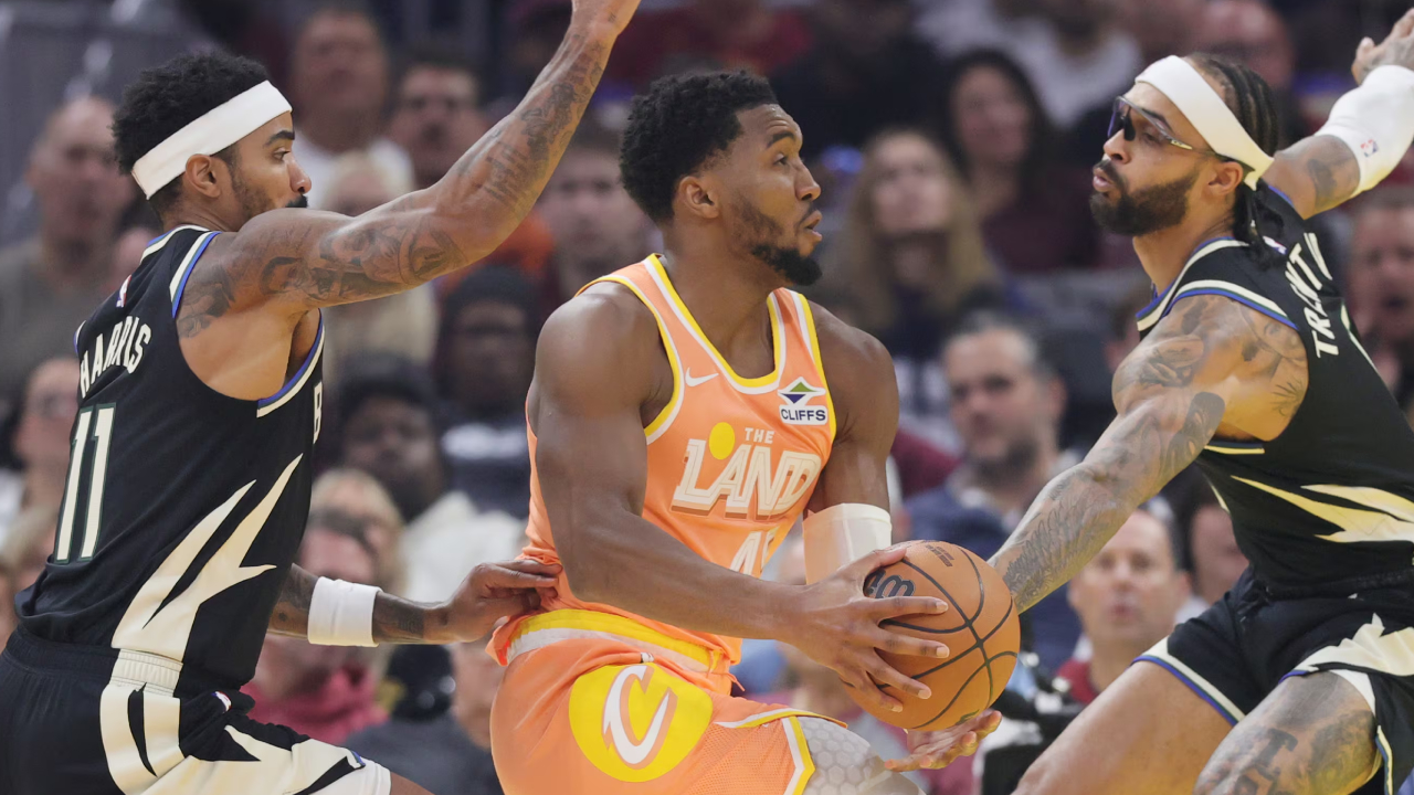 Donovan Mitchell (tengah) mencetak 37 poin saat Cleveland Cavaliers mengalahkan tim tamu Milwaukee Bucks 118-106 pada Senin (17/11) malam. (Foto: AP)