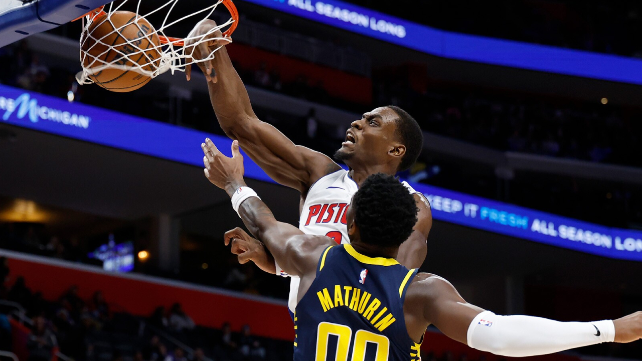 Jalen Duren (kiri) mencetak 31 poin saat Detroit Pistons meraih kemenangan 127-112 atas Indiana Pacers pada Senin (17/11) malam. (Foto: AP)