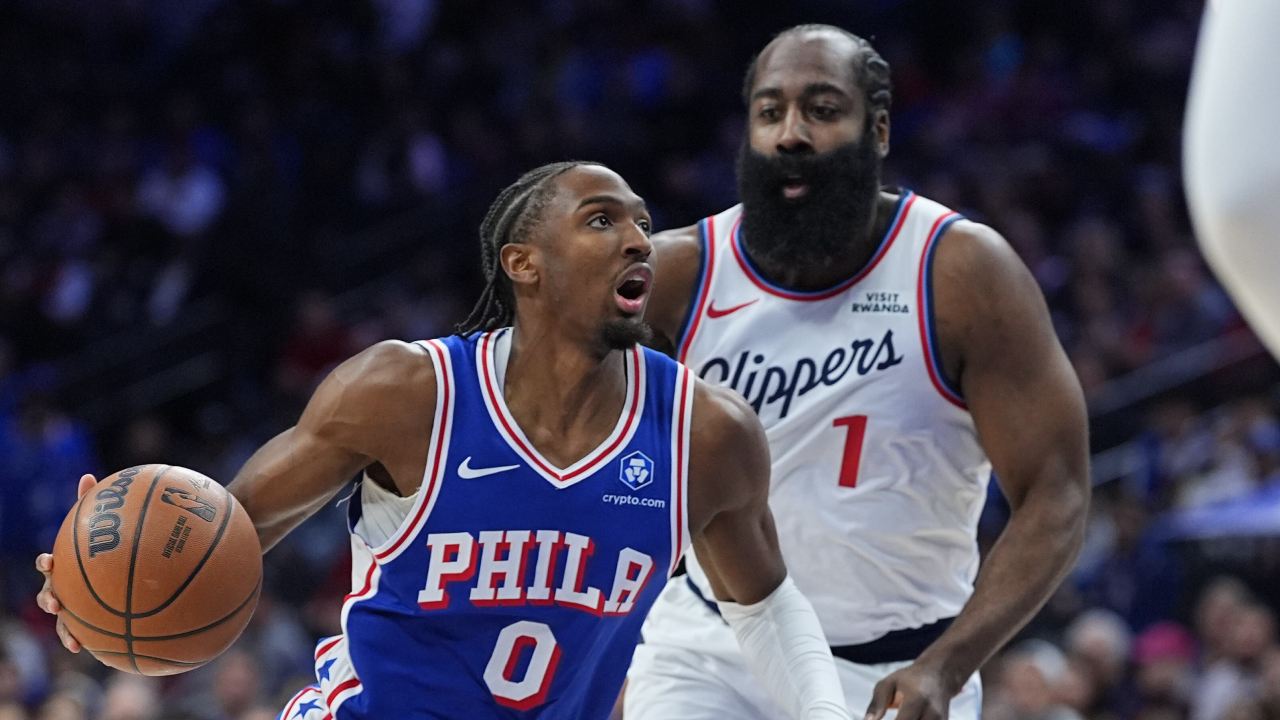 Tyrese Maxey (kiri) mencetak 39 poin dan saat Philadelphia 76ers meraih kemenangan atas tim tamu Los Angeles Clippers dengan skor 110-108 pada Senin (17/11). (Foto: AP)