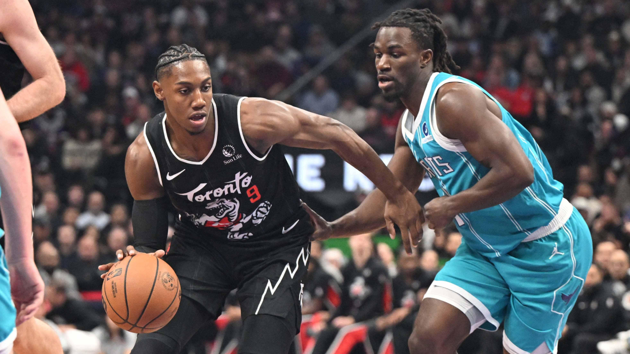 RJ Barrett (kiri) mencetak 16 poin termasuk layup penentu kemenangan saat Toronto Raptors mengalahkan tim tamu Charlotte Hornets dengan skor 110-108. (Foto: AP)