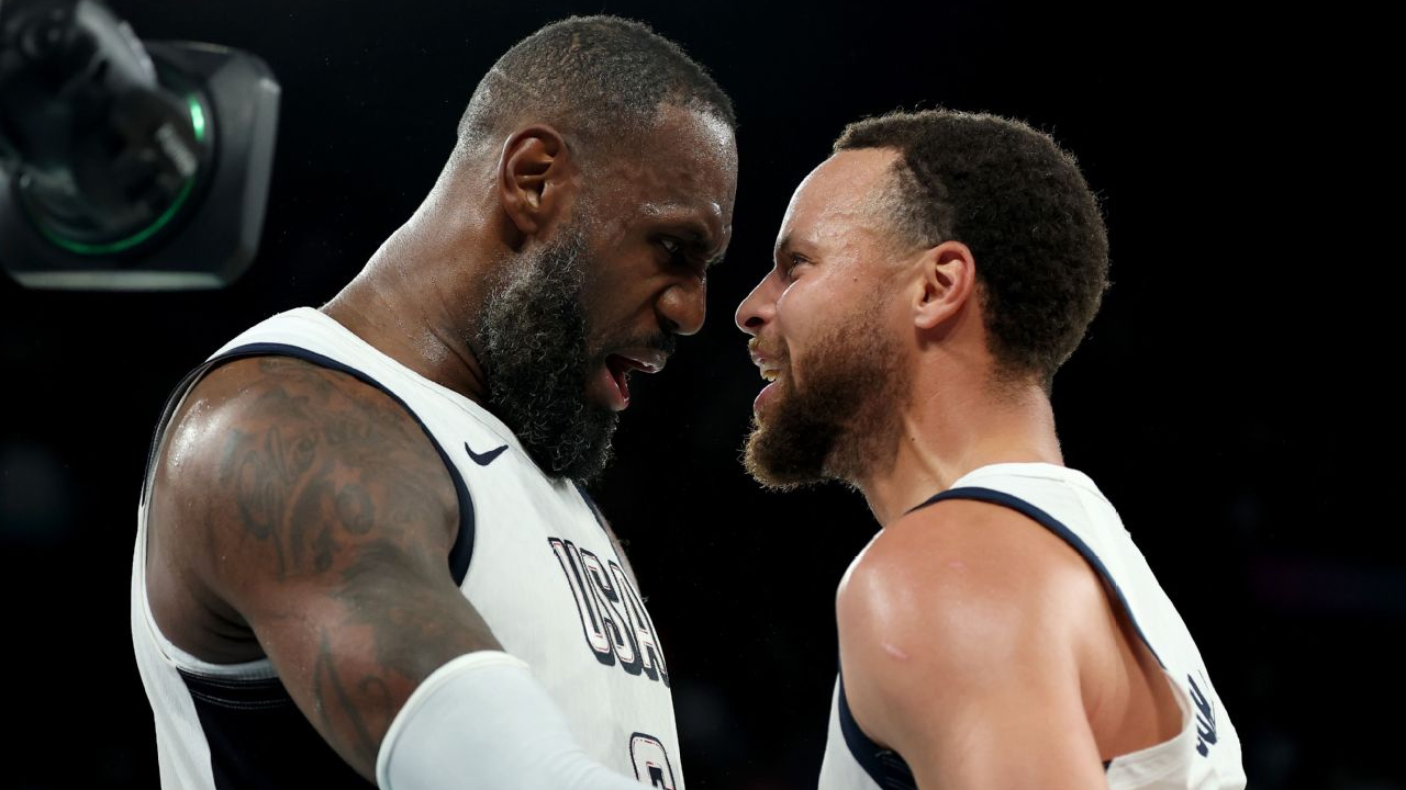 LeBron James (kiri) dan Stephen Curry melakukan selebrasi dalam satu pertandingan di Olimpiade 2024. (Foto: AP)