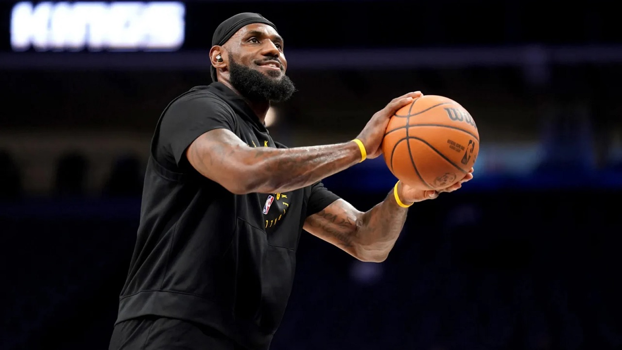 LeBron James ingin lakoni debutnya melawan Utah Jazz.