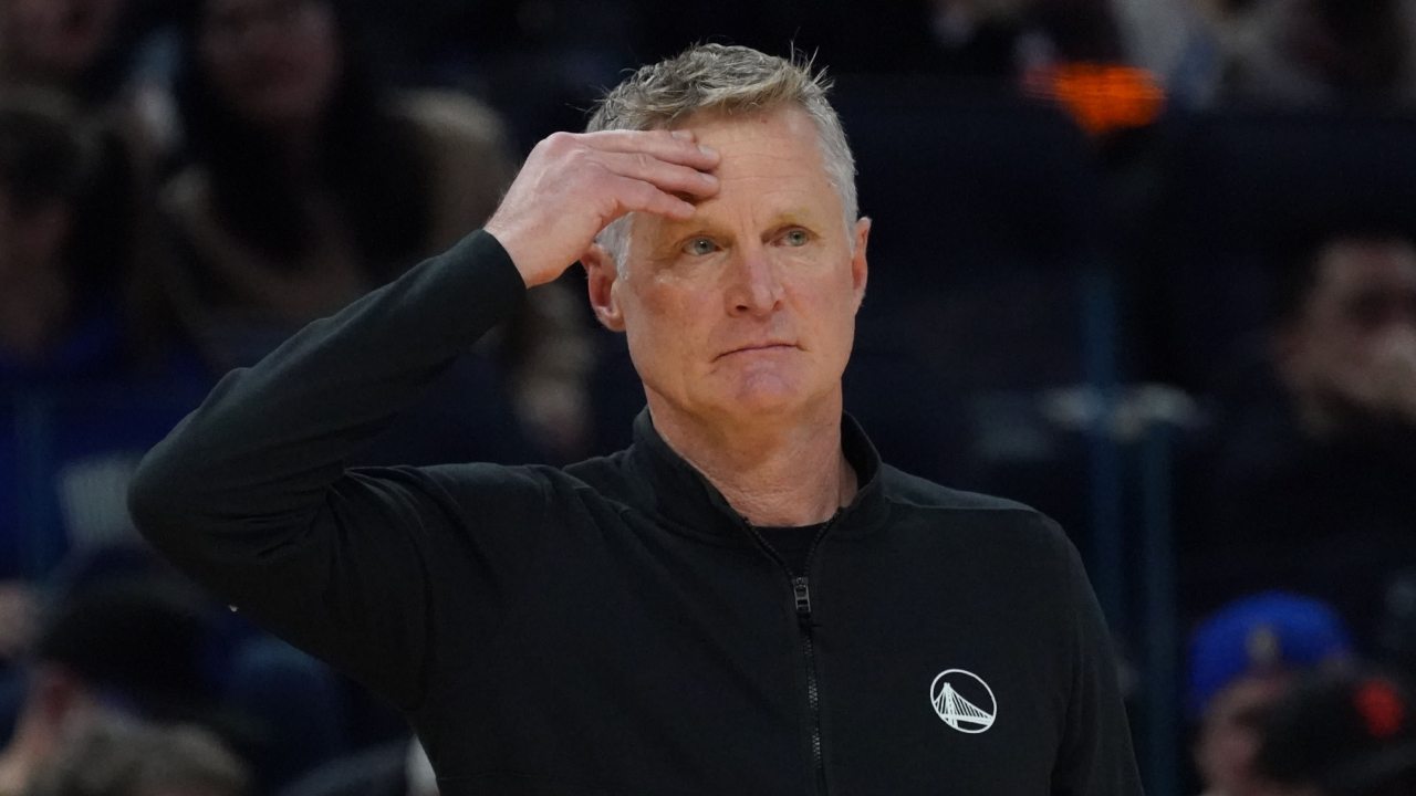 Meski Steve Kerr percaya perubahan diperlukan, ia realistis menilai kecil kemungkinan NBA mengurangi jumlah pertandingan karena faktor ekonomi. (Foto: AP)