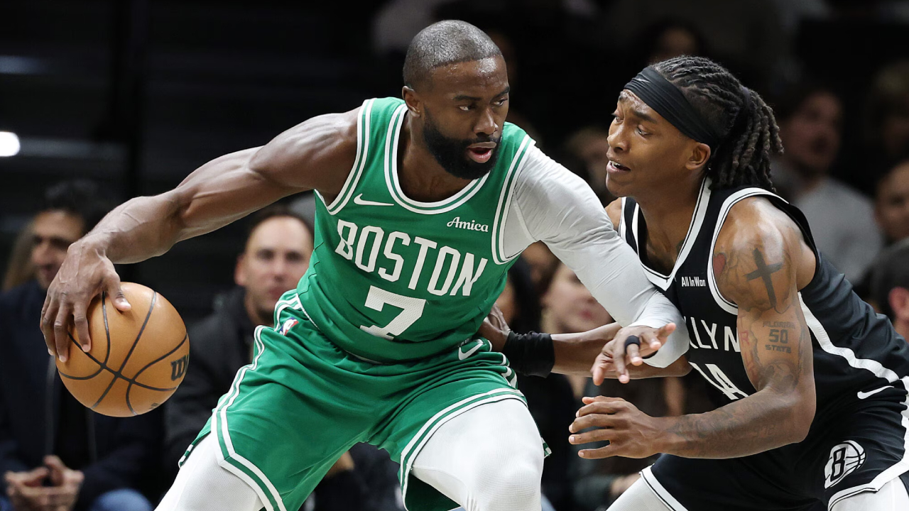 Jaylen Brown (kiri) mencetak 29 poin saat Boston Celtics meraih kemenangan 113-99 atas Brooklyn Nets pada Selasa (18/11) malam di New York. (Foto: AP)
