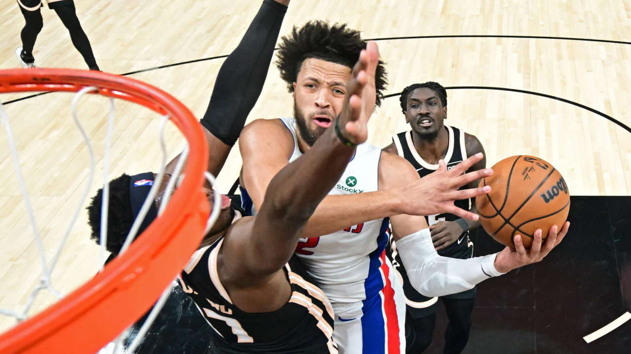 Cade Cunningham (tengah) mencetak 25 poin saat Detroit Pistons meraih kemenangan 120-112 atas Atlanta Hawks pada Selasa (18/11). (Foto: AP)