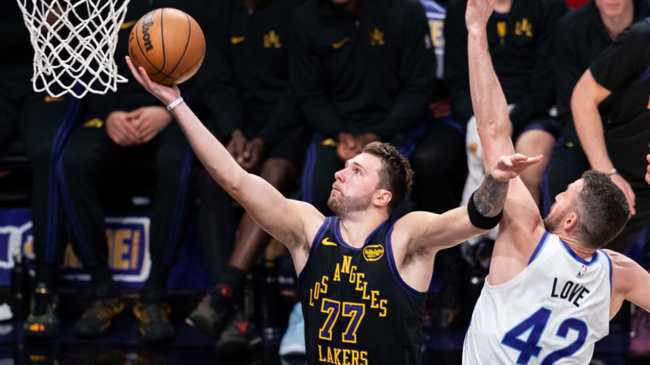 Luka Doncic (kiri) mencetak 37 poin saat tuan rumah Los Angeles Lakers meraih kemenangan 140-125 atas Utah Jazz pada Selasa (18/11). (Foto: AP)