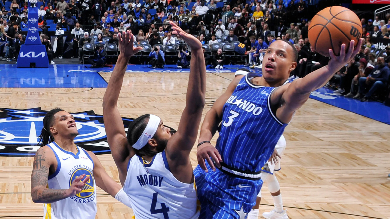 Desmond Bane (kanan) mencetak 23 poin saat Orlando Magic mengalahkan Golden State Warriors dengan skor 121-113 pada Selasa (18/11) malam. (Foto: AP)