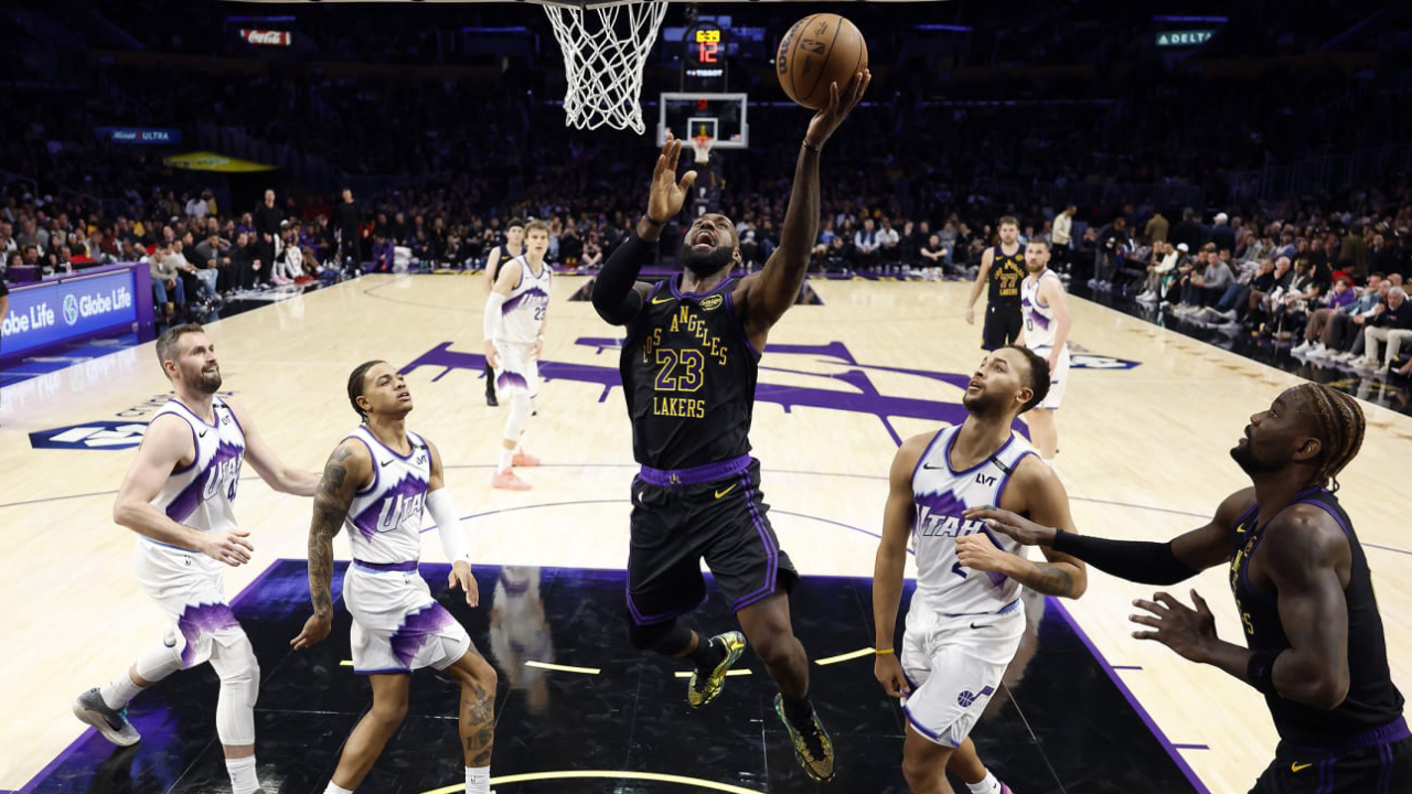 LeBron James menutup laga dengan 11 poin, 12 assist, dan tiga rebound dalam 29 menit, menghadirkan ketenangan sekaligus energi dengan visi bermain khasnya. (Foto: AP)
