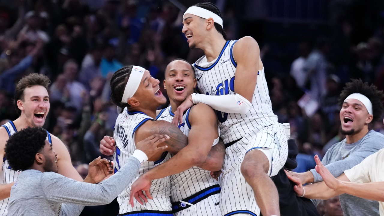 Desmond Bane melakukan selebrasi bersama rekan-rekannya setelah melesakkan buzzer-beater versus Blazers pada 10 November. (Foto: AP)